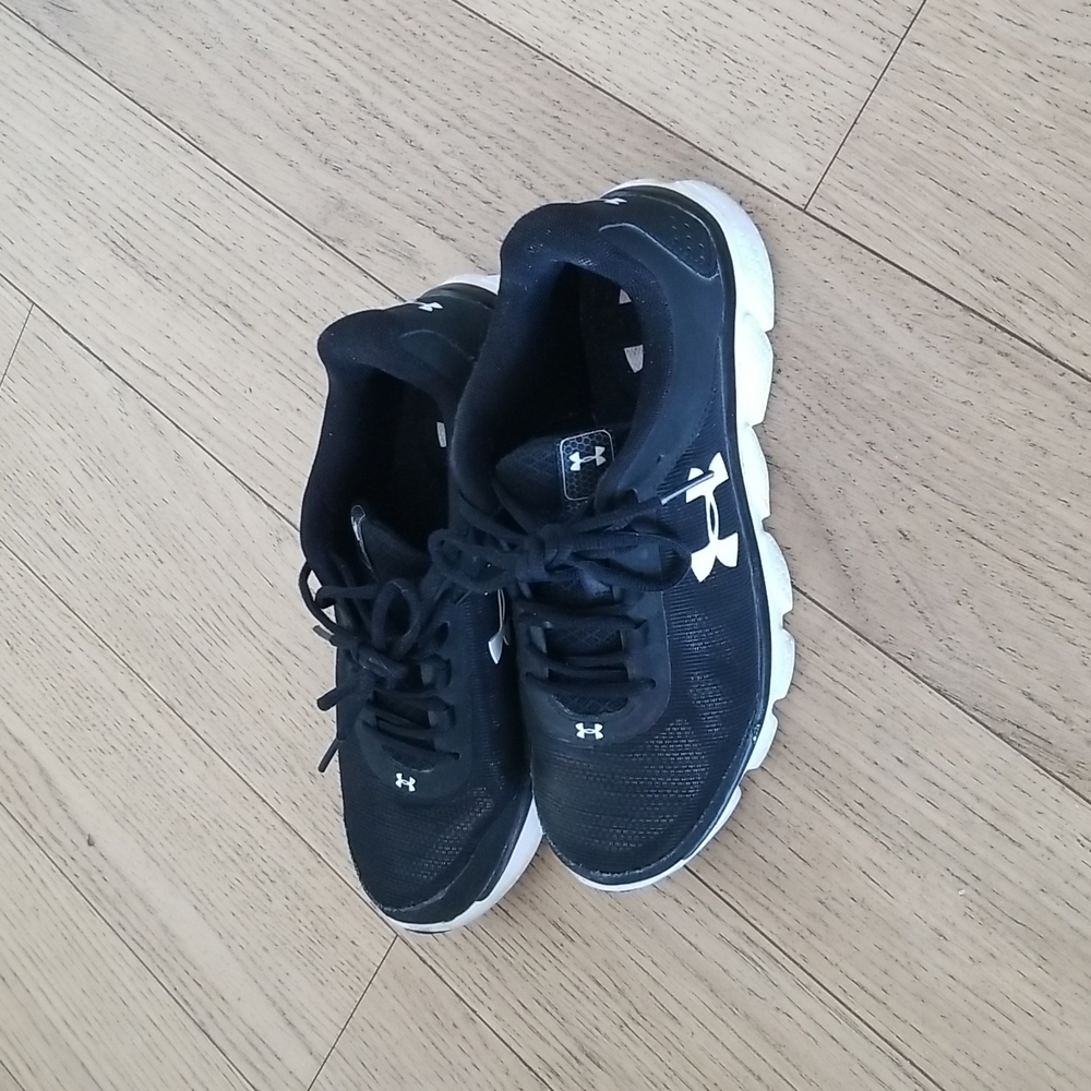 Like New Womens Under Armour Shoe Size 9